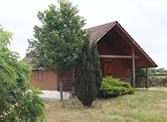 Petit chalet dans la prairie - LA ROCHE-EN-BRENIL
