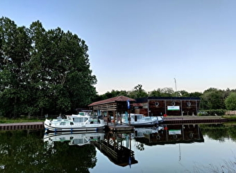 Locaboat Holidays - Location de bateaux et Port - CORBIGNY