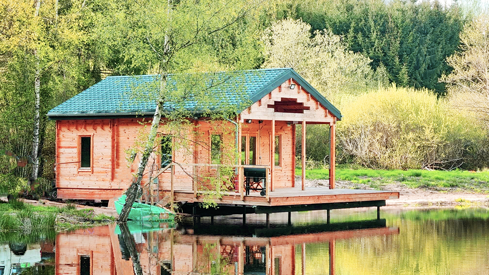 Cabane sur pilotis, sur étang, au lac de Chaumeçon