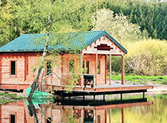 Cabane sur pilotis, sur étang, au lac de Chaumeçon - SAINT-MARTIN-DU-PUY